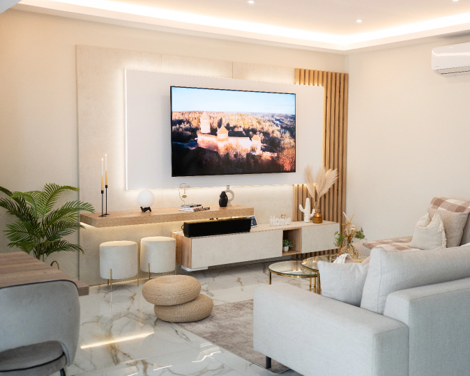 Muebles de salón blancos y madera