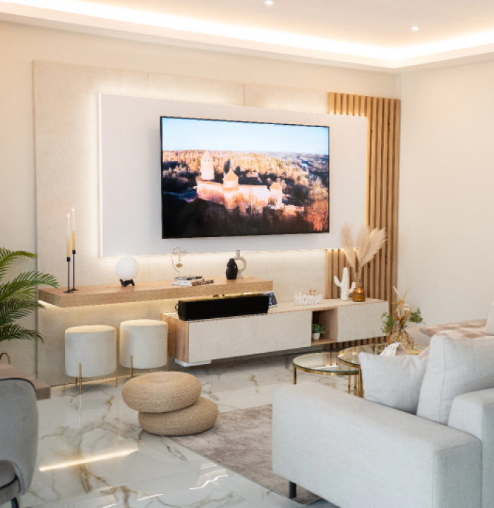 Muebles de salón blancos y madera